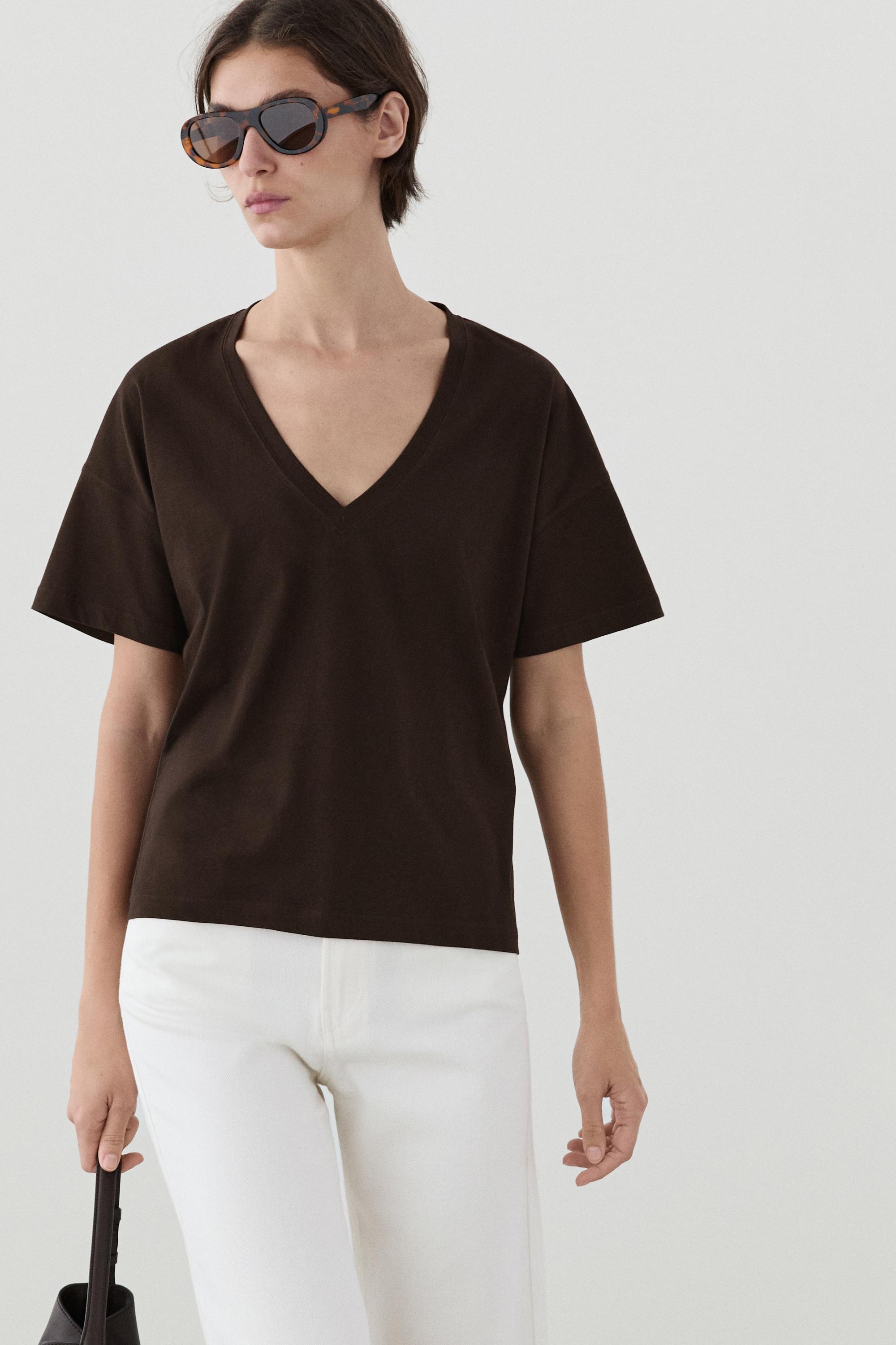 Flowing cropped fit V-neck T-shirt